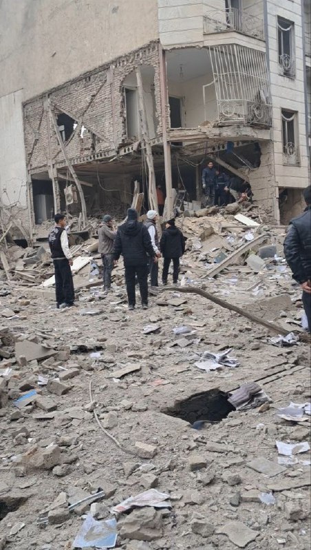 ⚠️ دو پیکر بی‌جان در عکس آخرتصاویر دریافتی از ساختمان‌های تخریب شده و خودرویی خسارات دیده با شرح