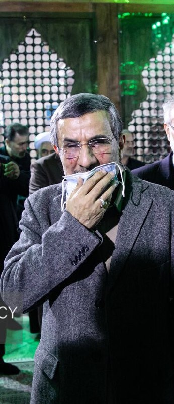 به گزارش خبرآنلاین حضور اعضای مجمع تشخیص مصلحت نظام بر سر قبر خمینی تحت تاثیر تصاویر احمدی‌نژاد قرار گرفته.تصاویری نامعمول از چهره‌ 