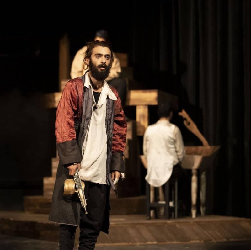 حسین محمدی، ۲۶ ساله، از متهمان دادگاه انقلاب کرج، یکی از پنج معترضی است که به اعدام محکوم شده است.حسین محمدی، هنرمند و بازیگر تئاتر است که در تاریخ ۱۴ آبان در کرج بازداشت شد.در جلسه دادگاه انقلاب کرج که برای رسیدگی به قتل روح‌الله عجمیان، بسیجی کشته شده در حاشیه مراسم چهلم حدیث نجفی تشکیل شده، ابتدا گفته شد ۱۱ نفر متهم به افساد فی الارض هستند. سپس در روز اول دادگاه گفته شد ۱۵ نفر متهم به افساد فی الارض هستند و در روز سوم دادگاه این تعداد به ۱۶ نفر افزایش یافت.به گفته یک منبع آگاه، حسین محمدی در روز سوم به دادگاه برده می‌شود و بسیار شتابزده پرونده‌اش بررسی و به اعدام محکوم می‌شود.بر اساس گزارشی که ایسنا از جلسه سوم دادگاه منتشر کرده، آقای محمدی در پاسخ به سئوالات قاضی می‌گوید همراه با برادر و پسرعمویش «برای فاتحه‌خوانی برای خانم نجفی» به بهشت سکینه رفته و تنها به پرتاب «چند عدد سنگ» به ماموران نیروی انتظامی و «زدن ضربه‌ای به کفش» روح‌الله عجمیان اعتراف می‌کند.بنا بر اعلام قوه قضاییه ایران، در جریان این دادگاه پنج نفر به اعدام محکوم شده‌اند و ۱۱ نفر دیگر (از جمله سه نفر زیر ۱۸ سال) به حبس‌های طولانی مدت (تا ۲۵ سال) محکوم شده‌اند....bbcpersianسعید روستایی، کارگردان ایرانی نسبت به خطراعدام حسین محمدی، واکنش نشان داد.او با انتشار پستی در صفحه اینستاگرام خود، نوشت