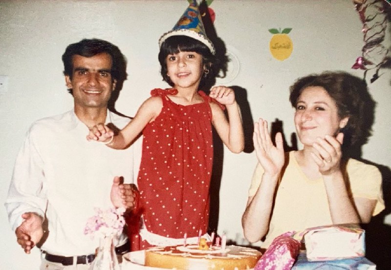 یک ماه پیش از کشته شدن، سقف اتاق اجاره‌ای‌اش فرو ریخت و میز کار و کتاب‌هایش زیر آوار ماند. وقتی می‌خواستند بربایندش، کارت شناسایی‌اش را دستش گرفت و رو به عابران داد زد