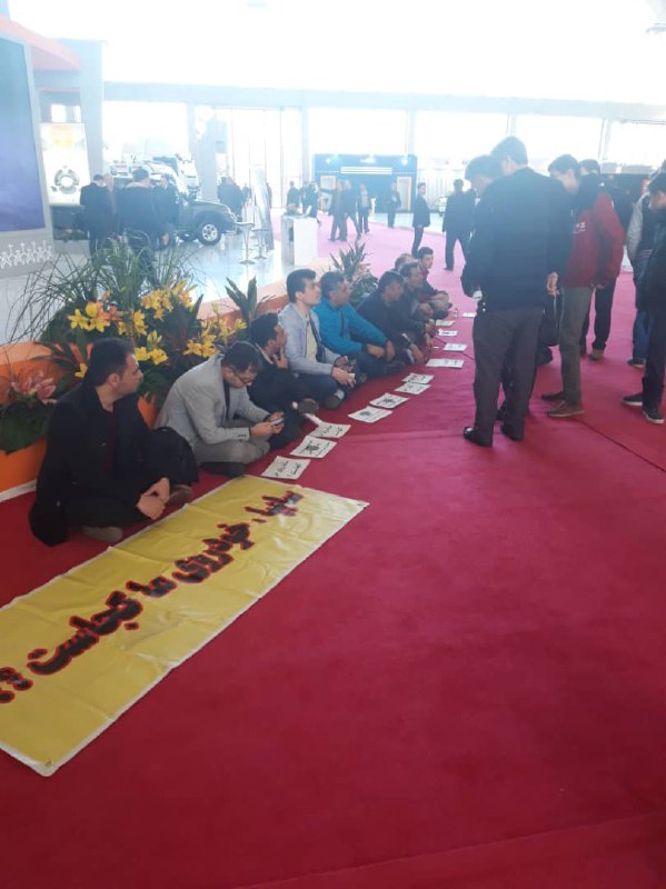 #تحصن ثبت نام کنندگان خودرو در جلوی غرفه سایپا و ایران خودرو#نمایشگاه_خودرو تهران #شهر_آفتاب rezachiiiالبته فقط مشتریای ساندرو و تندر #سایپا بودنleilaaaa1980📡 @VahidOnline