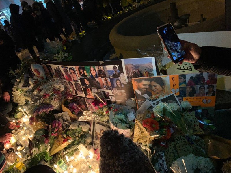 تجمع ایرانیان در #تورنتو #کانادا به یاد جان‌باختگان سقوط هواپیمای پرواز #PS752دریافتی + SMohyeddin📡 @VahidOnlineتجمع ایرانیان در #تورنتو #کانادا به یاد جان‌باختگان سقوط هواپیمای پرواز #PS752دریافتی + SMohyeddin📡 @VahidOnline