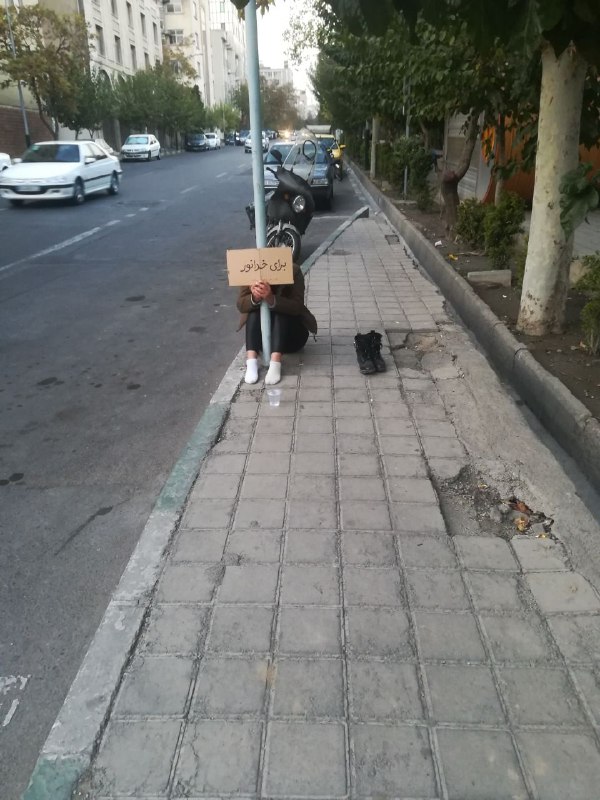 برای #خدانور_لجه‌ای'پرفورمنس در حال اجرا کنار پارک خانه هنرمندان'Vahidپیش‌تر تصاویر مشابهی منتشر شده بود از 'پرفورمنس اعتراضی دانشجویان دانشگاه هنر تبریز'@senfi_uni_iran📡 @VahidOnline