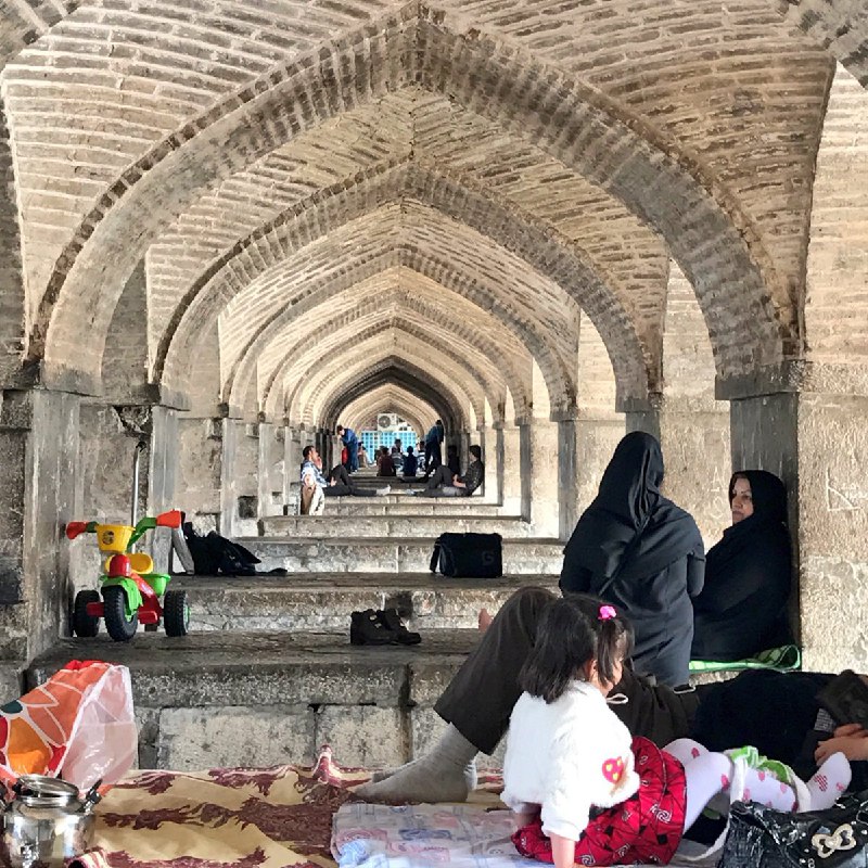 می‌گفت در #اصفهان برخلاف خیلی جاهای دنیا، #پل محل گذر نیست بلکه محل قراره.twitter.com/Ardeshir/status/851840306416844800📡 @VahidOnline