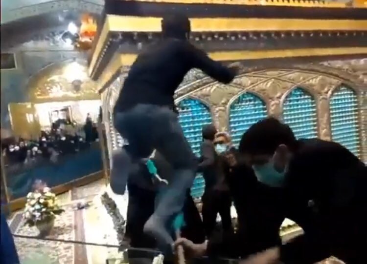 شامگاه چهارشنبه گروهی با تجمع در حرم امام هشتم شیعیان در مشهد، نسبت به وجود حصارها در کنار ضریح به شدت اعتراض کردند و چند نفر نیز از حصارها به آن سو پریدند. یکی از معترضان می‌گوید