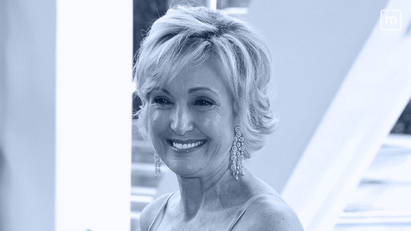 یک نشریه آمریکایی می‌گوید مقامات دولت #آمریکا به استناد گزارش‌های اطلاعاتی گفته‌اند که جمهوری اسلامی ایران در حال توطئه برای کشتن #لانا_مارکس، سفیر ایالات متحده در #آفریقای_جنوبی است.به نوشته نشریه پولیتیکو این اقدام به عنوان انتقام کشته شدن #قاسم_سلیمانی طراحی شده و آن‌گونه که یک مقام آمریکایی به پولیتیکو گفته است سفارت جمهوری اسلامی در پرتوریا نیز در این توطئه نقش دارد.نشریه پولیتیکو تأکید کرده که اقدام به ترور سفیر آمریکا در آفریقای جنوبی، می‌تواند به تنش‌های جدی بین ایالات متحده و ایران منجر شود و ترامپ را در میانه رقابت‌های انتخاباتی تحت فشار زیادی برای ضربه متقابل قرار دهد.مقام‌های آمریکایی به پولیتیکو گفته‌اند از بهار گذشته در مورد تهدید جمهوری اسلامی ایران علیه لانا مارکس، سفیر آمریکا در آفریقای جنوبی، با خبر بوده‌اند.در پی کشته شدن قاسم سلیمانی در حمله پهپادی آمریکا رهبر جمهوری اسلامی گفت «انتقام سختی» در انتظار کسانی است که دست به این کار زده‌اند.RadioFarda_لانا مارکس ۶۶ ساله،‌ طراح مد و سفیر آمریکا در آفریقای جنوبی است.⁣ ManotoNews#ایران_آمریکا📡 @VahidOnline