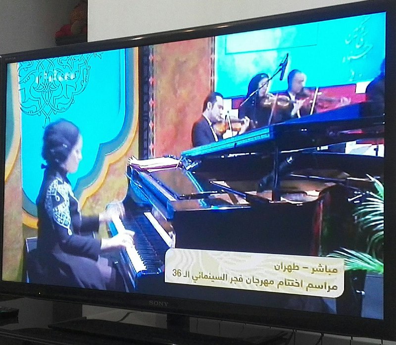 #صداوسیما در #آی‌فیلم_عربی علاوه بر اینکه ساز را از نزدیک نشان می‌دهد، زنی که می‌نوازد را هم حتی نشان می‌دهد!یک بام و دو هوا via farzanaaa90