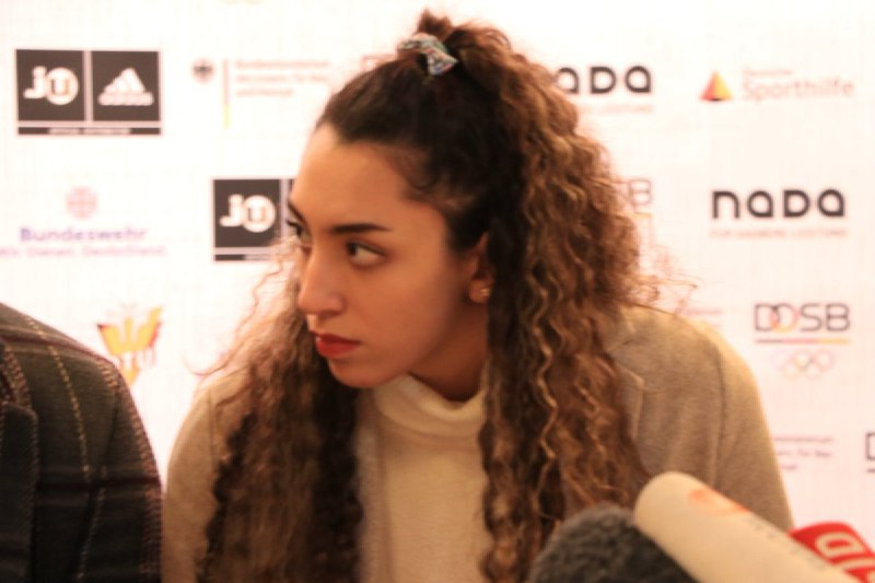 کنفرانس مطبوعاتی افتتاحیه مسابقات قهرمانی آلمان و انتخابی تیم ملی برای #توکیو۲۰۲۰ که #کیمیا_علیزاده میهمانش بود.Omid6887به نکته آرامش در زندگی خیلی خوب اشاره کرد. در جمهوری اسلامی ما آرامش واقعی نداریم.Ali43694277یادم افتاد بچگی‌هامون که معلم‌هامونو بی‌حجاب تو مهمونی‌ای جایی می‌دیدیم، تازه می‌فهمیدیم که مثلا موهاش فره، صافه، کوتاهه، بلنده... _گردن‌ها و موهای فراموش شده_name_ausnahmeاز پاسخ به سوالات سیاسی اجتناب کرد. از زنان ورزشکار در ایران تجلیل کرد و گفت شرایط‌شون از زنان ورزشکار در همه جای جهان سخت‌تره. گفت  برای یک زن متاهل، زندگی حرفه‌ای به عنوان ورزشکار در ایران شدنی نیست و این رو دلیل ترک کشور اعلام کرد.Omid6887در پاسخ به این که اگه نتونه در #توکیو۲۰۲۰ شرکت کنه، از تصمیمش برای خروج از کشور پشیمون می‌شه یا همچنان راضیه، گفت یک تصمیم مهم و بلندمدت در زندگی‌ش گرفته که نتایجش رو در آینده خواهد دید. گفت هنوز جوونه و اگر این بار هم نشه، المپیک‌های بعدی رو در پیش داره.Omid6887آپدیت فردا