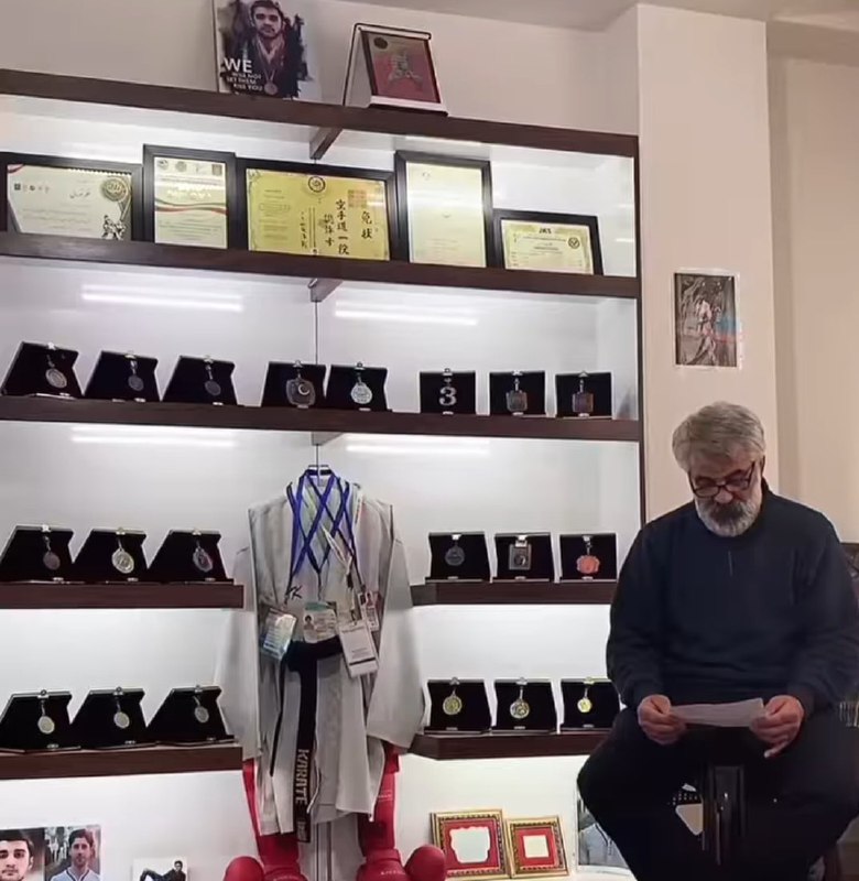 بنا بر گزارش گروه حقوقی «دادبان» ماشالله کرمی، پدر محمدمهدی کرمی معترض اعدام شده در جریان پرونده «اتوبان کرج»، و امیرحسین کوهکن، وکیل این خانواده» روز سه‌شنبه بازداشت شدند.بر پایه این گزارش، بازداشت آقای کرمی «با هجوم مأموران امنیتی به خانه‌اش» صورت گرفته و نیروهای امنیتی «وسایل الکترونیکی مانند لپ‌تاپ و تلفن همراه خانواده کرمی را با خود برده‌اند» و نزدیکانش «از ظهر امروز» از او خبری ندارند.@VahidHeadlineمیدونی چه چیزی آقا ماشالله رو خاص کرده بود؟اینکه برای تک تک جوانهای کشته شده مثل پدر واقعی داغدار بودگاهی داغ محمد مهدی خودش لابلای داغ بچه های دیگه گم میشداینجا هم رو هر غذا برای نیازمندا اسم یکی از بچه‌ها رو نوشتهoccam_razor01یک ماه بود ارزشیا گیر داده بودن #ماشاالله_کرمی از کجا میاره با پول دست‌فروشی هر هفته غذا میده؟! امروز رفتن لوازم خونه‌شو بردن که همونم تعطیل کنن. justchangingun📡 @VahidOnlineبنا بر گزارش گروه حقوقی «دادبان» ماشالله کرمی، پدر محمدمهدی کرمی معترض اعدام شده در جریان پرونده «اتوبان کرج»، و امیرحسین کوهکن، وکیل این خانواده» روز سه‌شنبه بازداشت شدند.بر پایه این گزارش، بازداشت آقای کرمی «با هجوم مأموران امنیتی به خانه‌اش» صورت گرفته و نیروهای امنیتی «وسایل الکترونیکی مانند لپ‌تاپ و تلفن همراه خانواده کرمی را با خود برده‌اند» و نزدیکانش «از ظهر امروز» از او خبری ندارند.@VahidHeadlineمیدونی چه چیزی آقا ماشالله رو خاص کرده بود؟اینکه برای تک تک جوانهای کشته شده مثل پدر واقعی داغدار بودگاهی داغ محمد مهدی خودش لابلای داغ بچه های دیگه گم میشداینجا هم رو هر غذا برای نیازمندا اسم یکی از بچه‌ها رو نوشتهoccam_razor01یک ماه بود ارزشیا گیر داده بودن #ماشاالله_کرمی از کجا میاره با پول دست‌فروشی هر هفته غذا میده؟! امروز رفتن لوازم خونه‌شو بردن که همونم تعطیل کنن. justchangingun📡 @VahidOnline