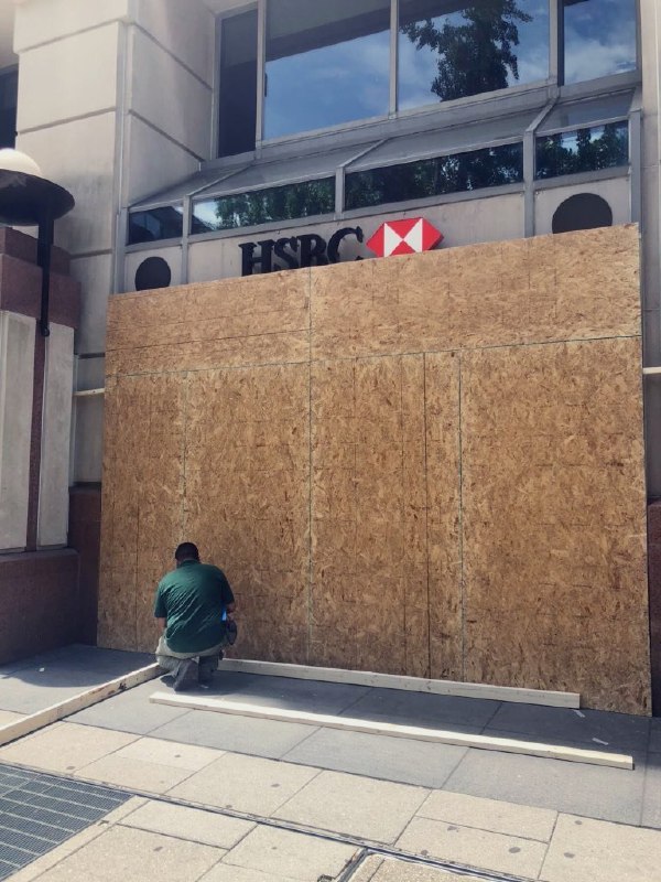 1️⃣خیابان چهاردهم #واشینگتن #دی‌سیandfogle2️⃣ بنای یادبود لینکلن VeraMBergen3️⃣ معترضان مقابل کاخ سفید شبیه موقعیتی که #جورج_فلوید با دست‌های بسته روی زمین خوابانده شده بود، روی زمین دراز کشیدند و جملات آخر او را تکرار کردند