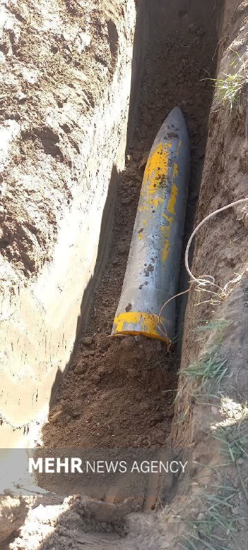 تصاویری از خروج یک بمب منفجر نشده از خانه‌ای که گفته شده در کوهدشت لرستان است، منتشر شده است.بی‌بی‌سی در گفت‌وگو با دو متخصص نظامی به‌طور مستقل تایید کرده‌ که این بمب منفجر نشده، «GBU-31 JDAM» است که بخش هدایت و باله‌های آن جدا شده است. بمبی که در تصویر دیده می‌شود، فقط بدنه اصلی بمب «Mark 84 (Mk 84)» است.‏«GBU 31» بمبی متعارف است که یک کیت هدایت JDAM یا Joint Direct Attack Munition بر روى آن نصب شده و به بمب هدایت‌شونده تبدیل شده است.رسانه‌های ایران روز ۱۷ اسفند گزارش دادند که «مراکز انتظامی و امنیتی» در کوهدشت مورد حمله قرار گرفت.@VahidHeadline📡 @VahidOnlineتصاویری از خروج یک بمب منفجر نشده از خانه‌ای که گفته شده در کوهدشت لرستان است، منتشر شده است.بی‌بی‌سی در گفت‌وگو با دو متخصص نظامی به‌طور مستقل تایید کرده‌ که این بمب منفجر نشده، «GBU-31 JDAM» است که بخش هدایت و باله‌های آن جدا شده است. بمبی که در تصویر دیده می‌شود، فقط بدنه اصلی بمب «Mark 84 (Mk 84)» است.‏«GBU 31» بمبی متعارف است که یک کیت هدایت JDAM یا Joint Direct Attack Munition بر روى آن نصب شده و به بمب هدایت‌شونده تبدیل شده است.رسانه‌های ایران روز ۱۷ اسفند گزارش دادند که «مراکز انتظامی و امنیتی» در کوهدشت مورد حمله قرار گرفت.@VahidHeadline📡 @VahidOnline