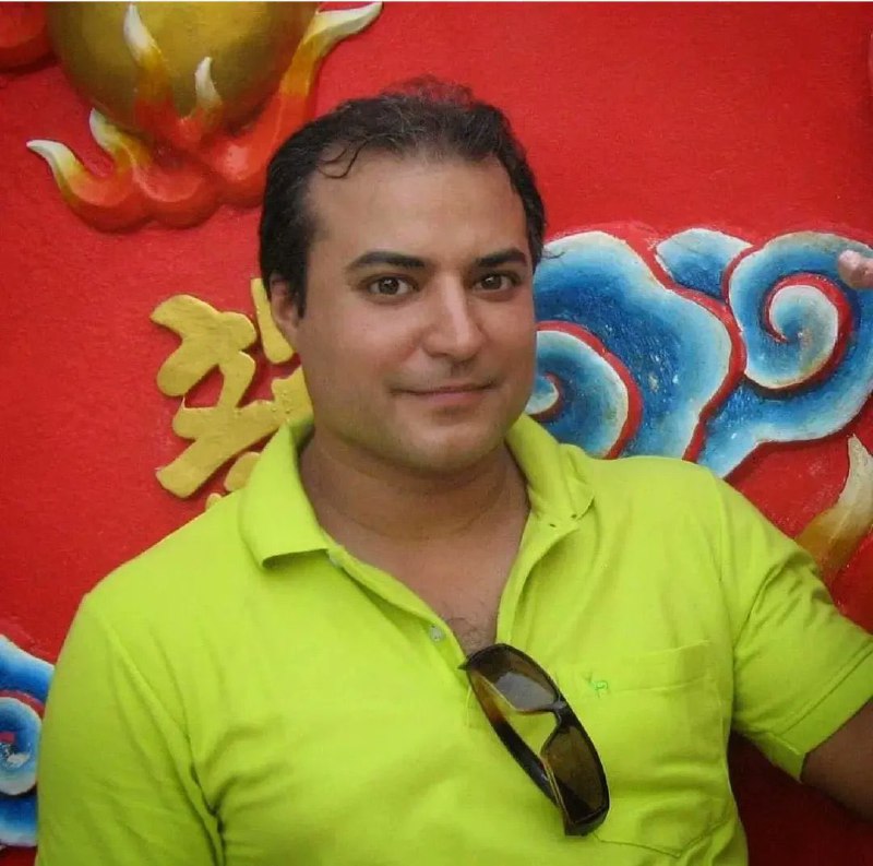 شاعر‌ و ترانه‌سرا #سیامک_مسیح‌پور در مراسم خاکسپاری #آرمیتا_گراوند بازداشت شده و به سلول انفرادی انتقال داده شده است.پرونده‌ او با اتهام «اجتماع و تبانی علیه نظام» به شعبه‌ ۷ بازپرسی اوین ارجاع داده‌ شده است. سیامک مسیح‌پور در تیرماه گذشته بازداشت و با قرار وثیقه آزاد شده بود.balash_azadeh📡 @VahidOnline