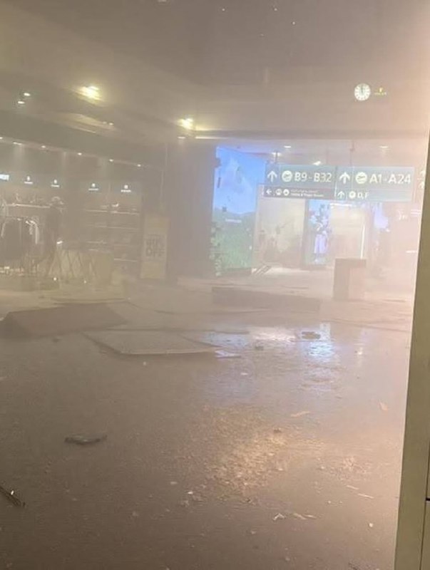 تصاویر منتشر شده در شبکه‌های اجتماعی حاکی از تخریب بخش‌هایی از فرودگاه دوبی است و تخلیه آن است. در ساعات گذشته و پس از حمله آمریکا و اسرائیل به ایران، دوبی و دیگر کشورهای حاشیه خلیج فارس از سوی ایران هدف قرار گرفته‌اند.@VahidHeadline📡 @VahidOnlineتصاویر منتشر شده در شبکه‌های اجتماعی حاکی از تخریب بخش‌هایی از فرودگاه دوبی است و تخلیه آن است. در ساعات گذشته و پس از حمله آمریکا و اسرائیل به ایران، دوبی و دیگر کشورهای حاشیه خلیج فارس از سوی ایران هدف قرار گرفته‌اند.@VahidHeadline📡 @VahidOnline