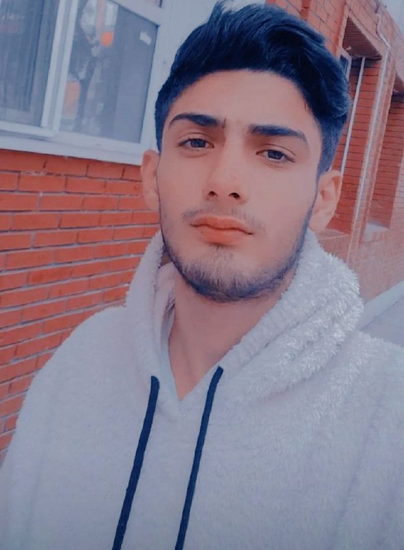 ۲۰ آبان ۱۴۰۱، مراسم خاکسپاری #سام_بیرانوند (سپهر)، جوان معترض ۲۰ ساله‌ای که با گلوله ماموران حکومت، ۱۸ آبان در #خرم‌_آباد کشته شد. ماموران در مسیر و جاده منتهی به آرامگاه سام(سپهر) بیرانوند، به معترضان حمله کردند.RadioFarda_شعار مردم بر سر مزار سپهر بیرانوند «این گل پرپر شده، هدیه به میهن شده»ManotoNews ۱۸‌آبان سه جوان در محله چهارراه طیب شهر خرم‌آباد اقدام به شعار نویسی کرده بودند که ماموران نیروی انتظامی به آنها حمله می‎کند.سپهر (سام) بیرانوند، وارد یکی از خانه‎های آن محل شده به سمت پشت بام فرار می‎کند. اما به گفته یکی از نزدیکانش ماموران نیروی انتظامی از خیابان به سمت او تیر جنگی شلیک می‎کند. تیر به گردن این جوان ۲۰ ساله اصابت می‎کند و موجب سقوط او به حیاط یکی از ساکنان محله چهارراه طیب شهر خرم‌آباد می شود.نیروهای امنیتی سریعا خیابان‎های منتهی به محل جان باختن سپهر (سام) بیرانوند را می‎بندند، تمام دوربین‎های مداربسته محل را جمع می‎کنند و پیکر او را به مکان نامعلومی انتقال می‎دهند.iranwireبسته شدن مسیرهای ورودی به روستای ده‌سفید و مزار سپهر بیرانوند.ManotoNews📡 @VahidOnline۲۰ آبان ۱۴۰۱، مراسم خاکسپاری #سام_بیرانوند (سپهر)، جوان معترض ۲۰ ساله‌ای که با گلوله ماموران حکومت، ۱۸ آبان در #خرم‌_آباد کشته شد. ماموران در مسیر و جاده منتهی به آرامگاه سام(سپهر) بیرانوند، به معترضان حمله کردند.RadioFarda_شعار مردم بر سر مزار سپهر بیرانوند «این گل پرپر شده، هدیه به میهن شده»ManotoNews ۱۸‌آبان سه جوان در محله چهارراه طیب شهر خرم‌آباد اقدام به شعار نویسی کرده بودند که ماموران نیروی انتظامی به آنها حمله می‎کند.سپهر (سام) بیرانوند، وارد یکی از خانه‎های آن محل شده به سمت پشت بام فرار می‎کند. اما به گفته یکی از نزدیکانش ماموران نیروی انتظامی از خیابان به سمت او تیر جنگی شلیک می‎کند. تیر به گردن این جوان ۲۰ ساله اصابت می‎کند و موجب سقوط او به حیاط یکی از ساکنان محله چهارراه طیب شهر خرم‌آباد می شود.نیروهای امنیتی سریعا خیابان‎های منتهی به محل جان باختن سپهر (سام) بیرانوند را می‎بندند، تمام دوربین‎های مداربسته محل را جمع می‎کنند و پیکر او را به مکان نامعلومی انتقال می‎دهند.iranwireبسته شدن مسیرهای ورودی به روستای ده‌سفید و مزار سپهر بیرانوند.ManotoNews📡 @VahidOnline