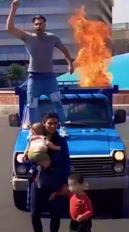 #رضا_نوروزی، زندانی سیاسی که در روزهای گذشته گفته بود توسط بازجویان به‌شدت شکنجه شده، به بیمارستان منتقل شد.یاشار تبریزی yashartabrizi2  با انتشار عکسی از او نوشت رضا نوروزی «به‌سرعت با بستن آتل، بدون مراقبت‌های پزشکی نسبت به دیگر آسیب‌های شدید او» به قرنطینه زندان رجایی‌شهر بازگردانده شد. @VahidHeadline📡 @VahidOnline#رضا_نوروزی، زندانی سیاسی که در روزهای گذشته گفته بود توسط بازجویان به‌شدت شکنجه شده، به بیمارستان منتقل شد.یاشار تبریزی yashartabrizi2  با انتشار عکسی از او نوشت رضا نوروزی «به‌سرعت با بستن آتل، بدون مراقبت‌های پزشکی نسبت به دیگر آسیب‌های شدید او» به قرنطینه زندان رجایی‌شهر بازگردانده شد. @VahidHeadline📡 @VahidOnline