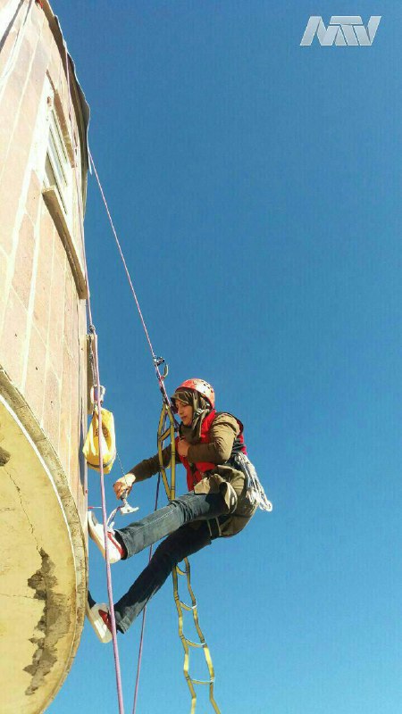 خانم فیلی مدیر #مدرسه شهید هاشمی‌نژاد #الیگودرز درحال پیچ کردن سنگ نمای دبستان برای جلوگیری از ریزش آن ها برروی دانش‌آموزان!Tavaana