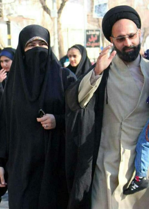 حضور کارشناس یزدی #جادوی_عشق که توصیه به شست‌وشوی پای شوهر با آب و نمک و گل و شیر کرده‌بود در راهپیمایی ۲۲بهمن به همراه همسر و فرزندان -ایرناvia shirafkan82