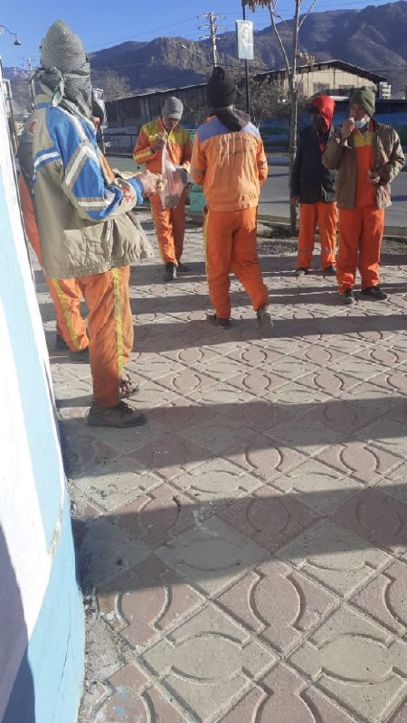 تعدادی از #کارگران بخش خدمات شهری #شهرداری #یاسوج که ۵ ماه است حقوقی دریافت نکرده‌اند به خاطر اعتراض به عدم دریافت حقوق از کار #اخراج شده‌اند. این قشر جزو فقیرترین مردم ایران است. دلیل اخراج این ویدیو است که کارگران نسبت به اهمال در پرداخت حقوقشان خیلی مودبانه و محترم می‌گویند هیچ مسئولی پاسخ‌گوی ما نیست.javadheydarian📡 @VahidOnlineتعدادی از #کارگران بخش خدمات شهری #شهرداری #یاسوج که ۵ ماه است حقوقی دریافت نکرده‌اند به خاطر اعتراض به عدم دریافت حقوق از کار #اخراج شده‌اند. این قشر جزو فقیرترین مردم ایران است. دلیل اخراج این ویدیو است که کارگران نسبت به اهمال در پرداخت حقوقشان خیلی مودبانه و محترم می‌گویند هیچ مسئولی پاسخ‌گوی ما نیست.javadheydarian📡 @VahidOnline