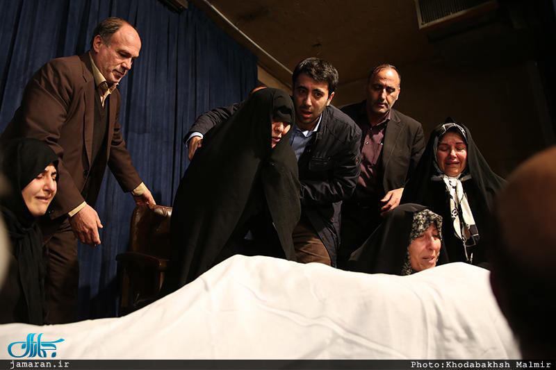 حضور #عفت_مرعشی همسر آیت‌الله #هاشمی_رفسنجانی بر پیکر شوهر تازه درگذشته‌اش.SadraMohaqeq