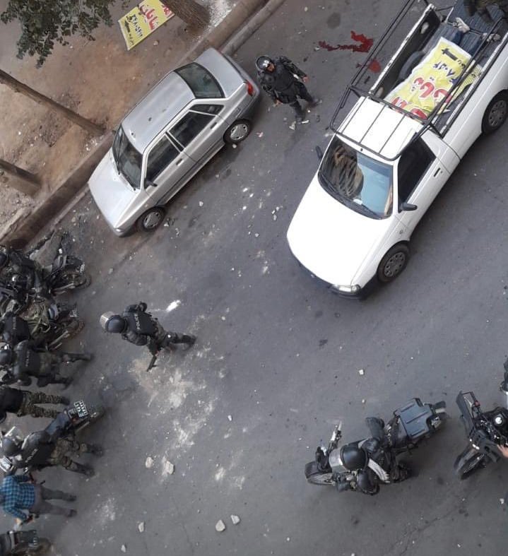 ArazNews_orgبر اساس گزارش آراز نیوز به نقل از منابع محلی، هویت معترض کشته‌شده‌ای که ویدیوی انتقال پیکرش با وانت در شبکه‌های اجتماعی بازنشر شده بود، «مهران شکاری» اهل میاندواب احراز شده است. مهران شکاری، ۱۲ آبان در کرج با شلیک نیروهای امنیتی کشته شده است. ManotoNewsدرباره