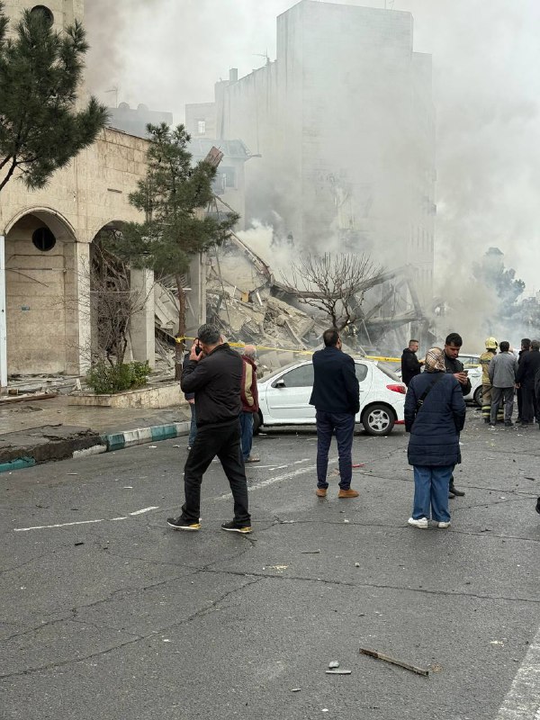 تصاویر دریافتی از حمله ظهر امروز به ساختمانی در خیابان زرافشان #تهرانفرستنده نوشته