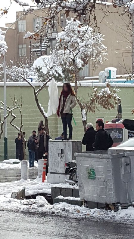 توی تصویرهای مختلف، روبان سبزی که به دستش بسته به چشم میاد. به نظر نمیاد اتفاقی باشه.twitter.com/hooshmandk/status/957899709758169088#نرگس_حسینی #نصیبه_حسینی #نه_به_حجاب_اجباری📡 @VahidOnline
