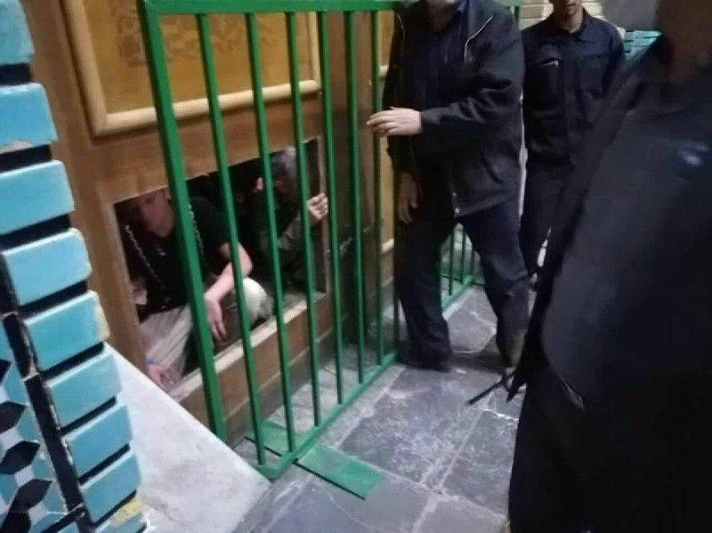 ساعاتی پس از اعلام بسته شدن درهای #حرم_حضرت_معصومه و مسجد #جمکران در قم برای مقابله با شیوع ویروس #کرونا، گروهی از معترضان یکی از درهای این حرم را شکستند.تولیت حرم «حضرت معصومه» و مسجد جمکران روز دوشنبه ۲۶ اسفند خبر دادند که بر اساس«تفاهم» با استاندار قم درهای این دو مرکز بسته شده‌اند.در این اطلاعیه اعلام شده که درهای این دو مرکز «به منظور کمک به قطع زنجیره این بیماری به‌شدت مسری، و بنابر درخواست و تاکید ستاد ملی مقابله با ویروس کرونا» بسته شده است.ولی ساعاتی پس از انتشار این خبر، خبرگزاری شفقنا خبر داد که گروهی از افراد، درِ ورودی حرم «حضرت معصومه» را برای جلوگیری از تعطیلی آن شکستند.خبرگزاری فارس در گزارشی نوشته که نیروی انتظامی اقدام به متفرق کردن معترضان کرده است.این خبرگزاری نزدیک به سپاه پاسداران، معترضان را «افراد معلوم‌الحال» خوانده و نوشته است