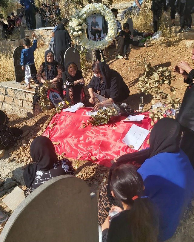 مراسم چهلم مختار احمدی 'جوان زحمتکشی که دست‌فروش‌ بود. عروسک‌فروش بود. ۱۹ سالش بود و به ضرب گلوله سرکوب‌گران کشته شد.'SamRasoulpour«کشته‌شده خدانور، به دست چندتا مزدور»«بسیجی، داعشی، پیوندتان مبارک»Kolbarnews«مرگ بر خامنه‌ای»«این آخرین پیامه، هدف کل نظامه»oshida_1399تصویر آخر