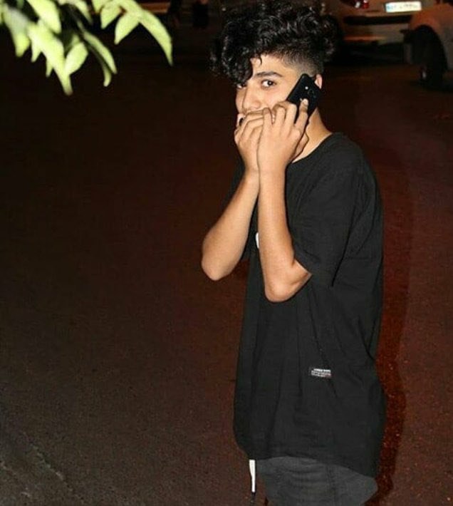 ابوالفضل امیرعطایی، نوجوان ۱۶ ساله‌ای که در اعتراضات ۳۰ شهریور در شهر ری از ناحیه سر زخمی شده بود، پنجم خرداد بعد از هشت ماه تحمل درد در بیمارستان جان باخت.#‌ابوالفضل_امیرعطایی، شب سی‌ام شهریور در میدان نماز شهر ری از فاصله‌ای نزدیک هدف گاز اشک‌آور قرار گرفت و نیمی از جمجمه خود را از دست داد.او طی هشت ماه گذشته چندین جراحی سنگین را پشت سر گذاشته بود. در آخرین ویدئویی که مادرش در اینستاگرام شخصی‌اش از او منتشر کرده بود بعد از هشت ماه او می‌توانست چشمانش را حرکت دهد و انگشت‌های دست‌هایش را تکان دهد.نزدیکان خانواده امیرعطایی گفته‌اند که در بیمارستان هفتم تیر از خانواده او تعهد گرفته‌ بودند که از سپاه، بسیج و نیروی انتظامی شکایت نکنند.@VahidHeadline📡 @VahidOnlineابوالفضل امیرعطایی، نوجوان ۱۶ ساله‌ای که در اعتراضات ۳۰ شهریور در شهر ری از ناحیه سر زخمی شده بود، پنجم خرداد بعد از هشت ماه تحمل درد در بیمارستان جان باخت.#‌ابوالفضل_امیرعطایی، شب سی‌ام شهریور در میدان نماز شهر ری از فاصله‌ای نزدیک هدف گاز اشک‌آور قرار گرفت و نیمی از جمجمه خود را از دست داد.او طی هشت ماه گذشته چندین جراحی سنگین را پشت سر گذاشته بود. در آخرین ویدئویی که مادرش در اینستاگرام شخصی‌اش از او منتشر کرده بود بعد از هشت ماه او می‌توانست چشمانش را حرکت دهد و انگشت‌های دست‌هایش را تکان دهد.نزدیکان خانواده امیرعطایی گفته‌اند که در بیمارستان هفتم تیر از خانواده او تعهد گرفته‌ بودند که از سپاه، بسیج و نیروی انتظامی شکایت نکنند.@VahidHeadline📡 @VahidOnline