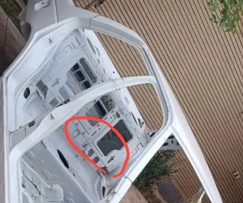 در پیام‌های دریافتی میگن 'منابع حکومتی  دارند عکس صندلی عقب یک خودروی سوخته رو با شرح جمجمه یک نظامی آمریکایی در هواپیمای منهدم شده' منتشر می‌کنند.یک 'صافکار' هم نوشت