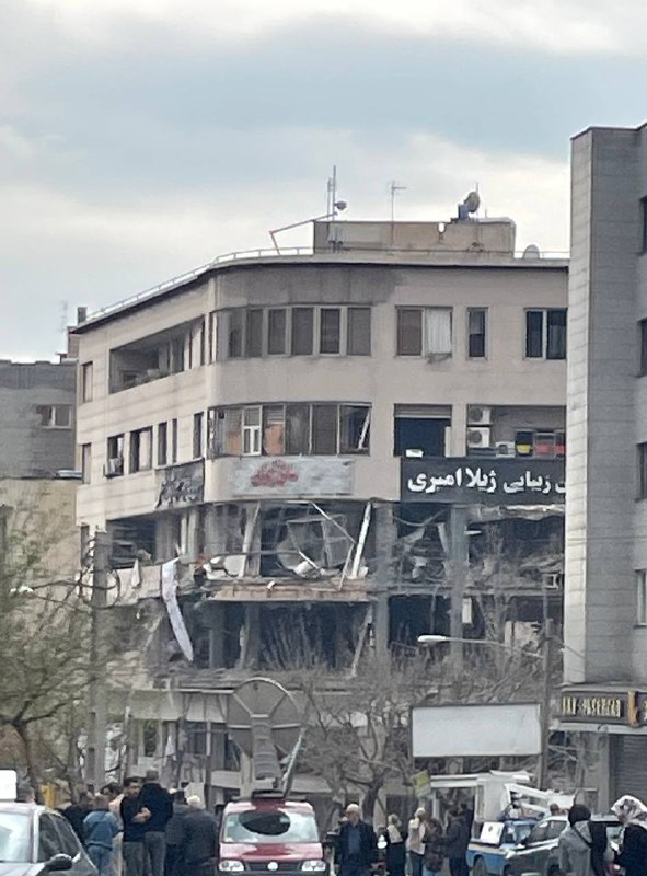 'حمله به ساختمانی در میدان هروی #تهران حدود ساعت ۹ صبح یکشنبه ۹ فروردین'تصاویر دریافتی از شهروندان + منتشر شده در شبکه‌های اجتماعیVahidتلویزیون قطری العربی روز یک‌شنبه نهم فروردین خبر داد که ساختمان دفتر این شبکه تلویزیونی در میدان هروی تهران هدف اصابت موشک‌های اسرائیل قرار گرفته است.در گزارش این شبکه آمده که موشکی که از پهپاد شلیک شده در حین اجرای برنامه زنده به این ساختمان برخورد کرده است.کارکنان این شبکه تلویزیونی در تهران مجروح نشده‌اند، اما به گفته خبرنگار این شبکه در ساختمان‌های مجاور «ده نفر زخمی» شده‌اند.@VahidHeadline📡 @VahidOnline'حمله به ساختمانی در میدان هروی #تهران حدود ساعت ۹ صبح یکشنبه ۹ فروردین'تصاویر دریافتی از شهروندان + منتشر شده در شبکه‌های اجتماعیVahidتلویزیون قطری العربی روز یک‌شنبه نهم فروردین خبر داد که ساختمان دفتر این شبکه تلویزیونی در میدان هروی تهران هدف اصابت موشک‌های اسرائیل قرار گرفته است.در گزارش این شبکه آمده که موشکی که از پهپاد شلیک شده در حین اجرای برنامه زنده به این ساختمان برخورد کرده است.کارکنان این شبکه تلویزیونی در تهران مجروح نشده‌اند، اما به گفته خبرنگار این شبکه در ساختمان‌های مجاور «ده نفر زخمی» شده‌اند.@VahidHeadline📡 @VahidOnline