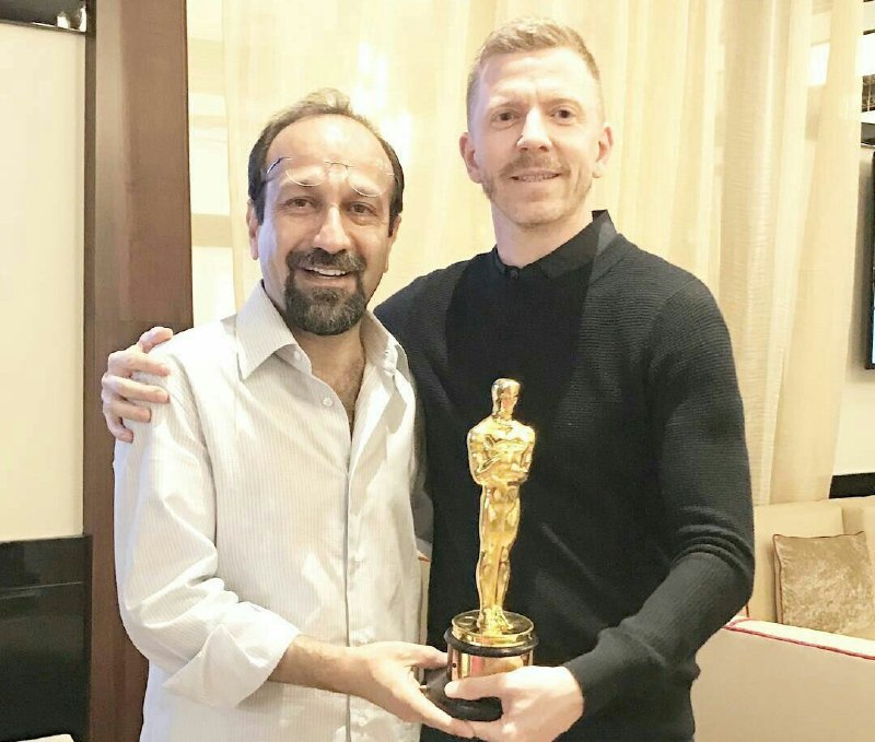 اصغر #فرهادی که بعلت غیبت در مراسم #اسکار موفق به دریافت جایزه‌اش نشده بود، امروز در حاشیه جشنواره #کن مجسمه اسکارش را از الکساندر ماله‌گی گرفت SharghDaily