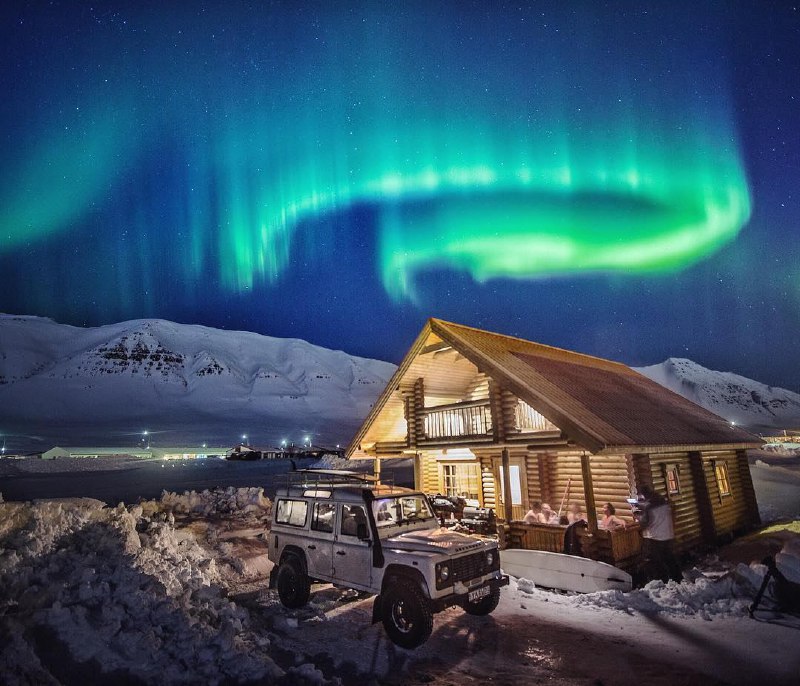 متاسفانه این تصویر از لم دادن در آب‌گرم در زیر #شفق_قطبی فتوشاپ نیست!اینستاگرام