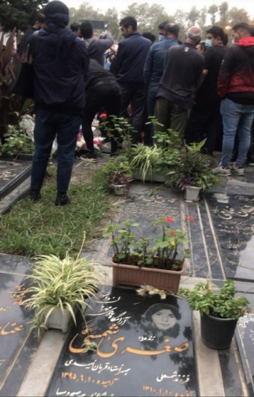 با فشارهای امنیتی به خانواده عرفان و تنها با حضور اقوام درجه یک درحال دفن پیکر بی جان عرفان زمانی هستند ،برفجان سیاهکل، هم اکنون! ToukAlii, maryamrhh#عرفان_زمانی📡 @VahidOnlineبا فشارهای امنیتی به خانواده عرفان و تنها با حضور اقوام درجه یک درحال دفن پیکر بی جان عرفان زمانی هستند ،برفجان سیاهکل، هم اکنون! ToukAlii, maryamrhh#عرفان_زمانی📡 @VahidOnline