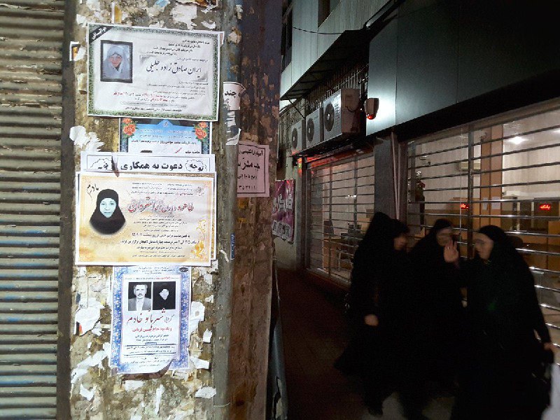 شهر #لاهیجان در #گیلان (احتمالا) تنها شهر ایران است که روی اعلامیه درگذشت خانم‌ها عکسشان را نیز منتشر می‌کند.SadraMohaqeq