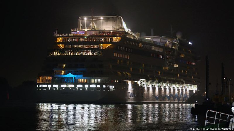 زن ۶۵ ساله پس از چهار ساعت شنا در اقیانوس نجات داده شد