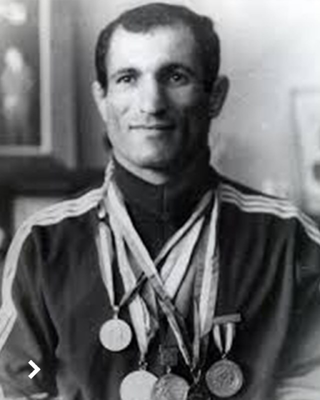 رسانه‌ها در ایران از درگذشت عبدالله موحد، از چهره‌های برجسته و پرافتخار کشتی آزاد ایران، خبر داده‌اند.بر اساس این گزارش‌ها، این قهرمان پیشین کشتی عصر چهارشنبه ۹ اردیبهشت ۱۴۰۵ بر اثر سکته قلبی در آمریکا درگذشته است.عبدالله موحد که متولد ۲۹ اسفند در بابلسر بود، از نوابغ کشتی ایران و جهان به شمار می‌رفت و با کسب شش مدال طلای جهان و المپیک، یکی از پرافتخارترین کشتی‌گیران تاریخ ایران بود. او همچنین در تالار مشاهیر اتحادیه جهانی کشتی جای دارد و از معدود کشتی‌گیرانی است که چندین سال پیاپی عنوان قهرمانی جهان را حفظ کرده است.موحد پیش از ورود به کشتی در رشته‌هایی مانند شنا و والیبال فعالیت داشت و سپس در تهران زیر نظر مربیان برجسته کشتی به سرعت به سطح اول این ورزش رسید. درخشش او از اواسط دهه ۱۳۴۰ آغاز شد و با کسب مدال طلای المپیک ۱۹۶۸ مکزیکوسیتی و چندین عنوان قهرمانی جهان ادامه یافت.او از هم‌دوره‌های غلامرضا تختی بود و به‌عنوان یکی از فنی‌ترین کشتی‌گیران تاریخ ایران شناخته می‌شود.عبدالله موحد پس از پایان دوران قهرمانی به آمریکا مهاجرت کرد.@VahidHeadline📡 @VahidOnlineرسانه‌ها در ایران از درگذشت عبدالله موحد، از چهره‌های برجسته و پرافتخار کشتی آزاد ایران، خبر داده‌اند.بر اساس این گزارش‌ها، این قهرمان پیشین کشتی عصر چهارشنبه ۹ اردیبهشت ۱۴۰۵ بر اثر سکته قلبی در آمریکا درگذشته است.عبدالله موحد که متولد ۲۹ اسفند در بابلسر بود، از نوابغ کشتی ایران و جهان به شمار می‌رفت و با کسب شش مدال طلای جهان و المپیک، یکی از پرافتخارترین کشتی‌گیران تاریخ ایران بود. او همچنین در تالار مشاهیر اتحادیه جهانی کشتی جای دارد و از معدود کشتی‌گیرانی است که چندین سال پیاپی عنوان قهرمانی جهان را حفظ کرده است.موحد پیش از ورود به کشتی در رشته‌هایی مانند شنا و والیبال فعالیت داشت و سپس در تهران زیر نظر مربیان برجسته کشتی به سرعت به سطح اول این ورزش رسید. درخشش او از اواسط دهه ۱۳۴۰ آغاز شد و با کسب مدال طلای المپیک ۱۹۶۸ مکزیکوسیتی و چندین عنوان قهرمانی جهان ادامه یافت.او از هم‌دوره‌های غلامرضا تختی بود و به‌عنوان یکی از فنی‌ترین کشتی‌گیران تاریخ ایران شناخته می‌شود.عبدالله موحد پس از پایان دوران قهرمانی به آمریکا مهاجرت کرد.@VahidHeadline📡 @VahidOnline