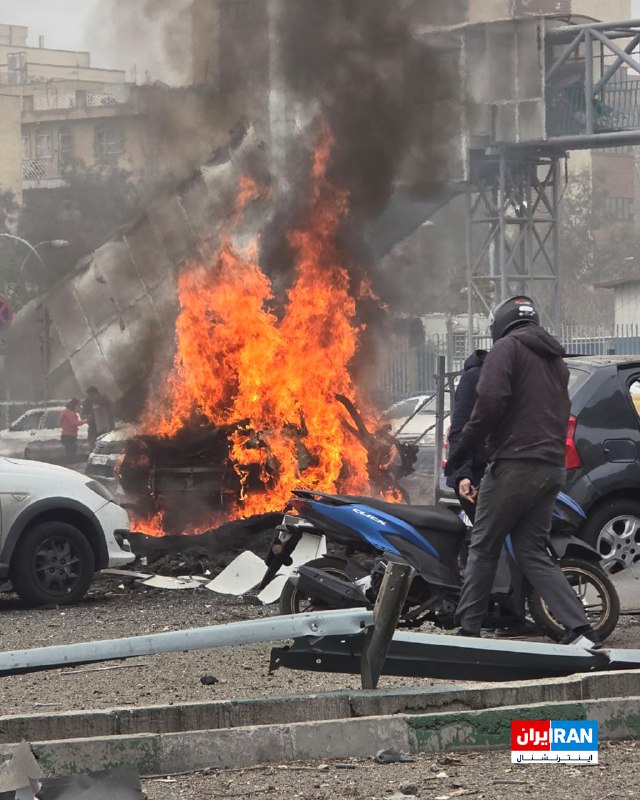 تصویر رسیده به ایران‌اینترنشنال، آتش‌سوزی ناشی از انفجار یک خودرو را در اتوبان باقری تهران در پی حمله هوایی هدفمند نشان می‌دهد.@VahidOOnLine📡 @VahidOnline