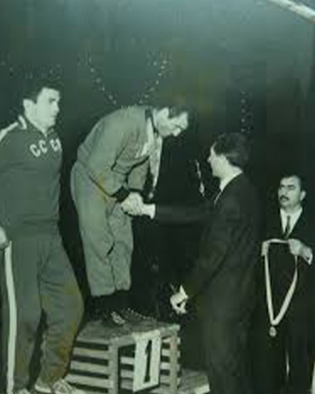 رسانه‌ها در ایران از درگذشت عبدالله موحد، از چهره‌های برجسته و پرافتخار کشتی آزاد ایران، خبر داده‌اند.بر اساس این گزارش‌ها، این قهرمان پیشین کشتی عصر چهارشنبه ۹ اردیبهشت ۱۴۰۵ بر اثر سکته قلبی در آمریکا درگذشته است.عبدالله موحد که متولد ۲۹ اسفند در بابلسر بود، از نوابغ کشتی ایران و جهان به شمار می‌رفت و با کسب شش مدال طلای جهان و المپیک، یکی از پرافتخارترین کشتی‌گیران تاریخ ایران بود. او همچنین در تالار مشاهیر اتحادیه جهانی کشتی جای دارد و از معدود کشتی‌گیرانی است که چندین سال پیاپی عنوان قهرمانی جهان را حفظ کرده است.موحد پیش از ورود به کشتی در رشته‌هایی مانند شنا و والیبال فعالیت داشت و سپس در تهران زیر نظر مربیان برجسته کشتی به سرعت به سطح اول این ورزش رسید. درخشش او از اواسط دهه ۱۳۴۰ آغاز شد و با کسب مدال طلای المپیک ۱۹۶۸ مکزیکوسیتی و چندین عنوان قهرمانی جهان ادامه یافت.او از هم‌دوره‌های غلامرضا تختی بود و به‌عنوان یکی از فنی‌ترین کشتی‌گیران تاریخ ایران شناخته می‌شود.عبدالله موحد پس از پایان دوران قهرمانی به آمریکا مهاجرت کرد.@VahidHeadline📡 @VahidOnlineرسانه‌ها در ایران از درگذشت عبدالله موحد، از چهره‌های برجسته و پرافتخار کشتی آزاد ایران، خبر داده‌اند.بر اساس این گزارش‌ها، این قهرمان پیشین کشتی عصر چهارشنبه ۹ اردیبهشت ۱۴۰۵ بر اثر سکته قلبی در آمریکا درگذشته است.عبدالله موحد که متولد ۲۹ اسفند در بابلسر بود، از نوابغ کشتی ایران و جهان به شمار می‌رفت و با کسب شش مدال طلای جهان و المپیک، یکی از پرافتخارترین کشتی‌گیران تاریخ ایران بود. او همچنین در تالار مشاهیر اتحادیه جهانی کشتی جای دارد و از معدود کشتی‌گیرانی است که چندین سال پیاپی عنوان قهرمانی جهان را حفظ کرده است.موحد پیش از ورود به کشتی در رشته‌هایی مانند شنا و والیبال فعالیت داشت و سپس در تهران زیر نظر مربیان برجسته کشتی به سرعت به سطح اول این ورزش رسید. درخشش او از اواسط دهه ۱۳۴۰ آغاز شد و با کسب مدال طلای المپیک ۱۹۶۸ مکزیکوسیتی و چندین عنوان قهرمانی جهان ادامه یافت.او از هم‌دوره‌های غلامرضا تختی بود و به‌عنوان یکی از فنی‌ترین کشتی‌گیران تاریخ ایران شناخته می‌شود.عبدالله موحد پس از پایان دوران قهرمانی به آمریکا مهاجرت کرد.@VahidHeadline📡 @VahidOnline