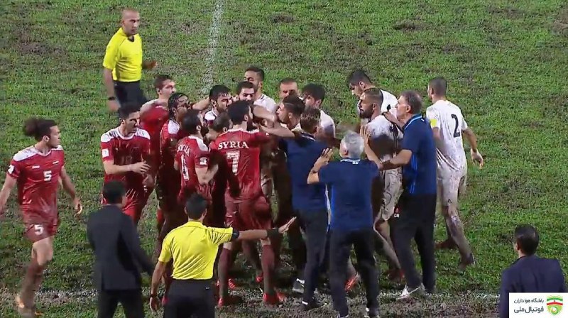 در دقایق پایانی نیمه‌ی اول بازیکنان دو تیم به دلیل تاخیر انداختن سوری‌ها در آغاز بازی با یکدیگر درگیر شدند.#IRNSYR@TeamMelli 🇮🇷