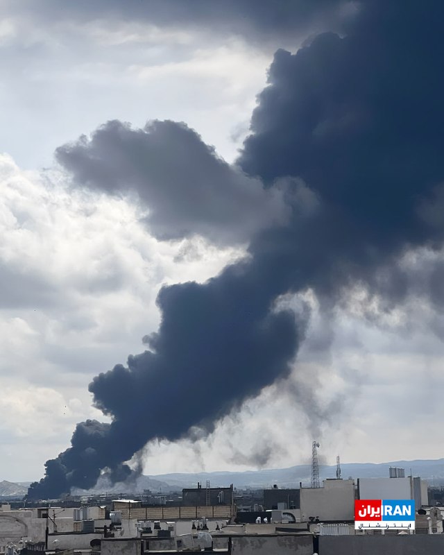 پنجشنبه ۱۳ فروردین، ستون بلند دود سیاه از انفجار در مشهد@VahidOOnLine[من هنوز پیام‌های دریافتی خودم رو چک نکردم.]📡 @VahidOnline