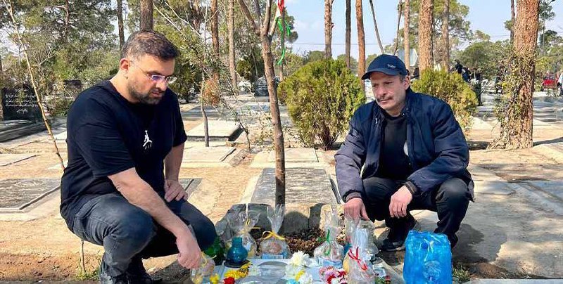 یکی از اعضای خانواده شکاری به من خبر داد که پدر ⁧#محسن_شکاری ⁩، جوان معترض و اعدام‌شده توسط جمهوری اسلامی، ساعت ۷ صبح روز سه‌شنبه ۸ اسفند مقابل منزلش بازداشت و به مکانی نامعلوم منتقل شده است. از اتهام، نهاد بازداشت‌کننده، وضعیت سلامتی و مکان بازداشت مسعود شکاری خبری در دست نیست.@AmirMiresmaeili